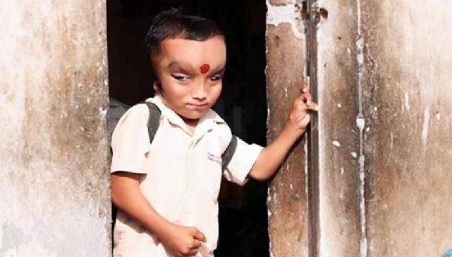 因长相奇特,印度6岁男童被视作神灵,万民顶礼膜拜,父母都下跪_普兰舒