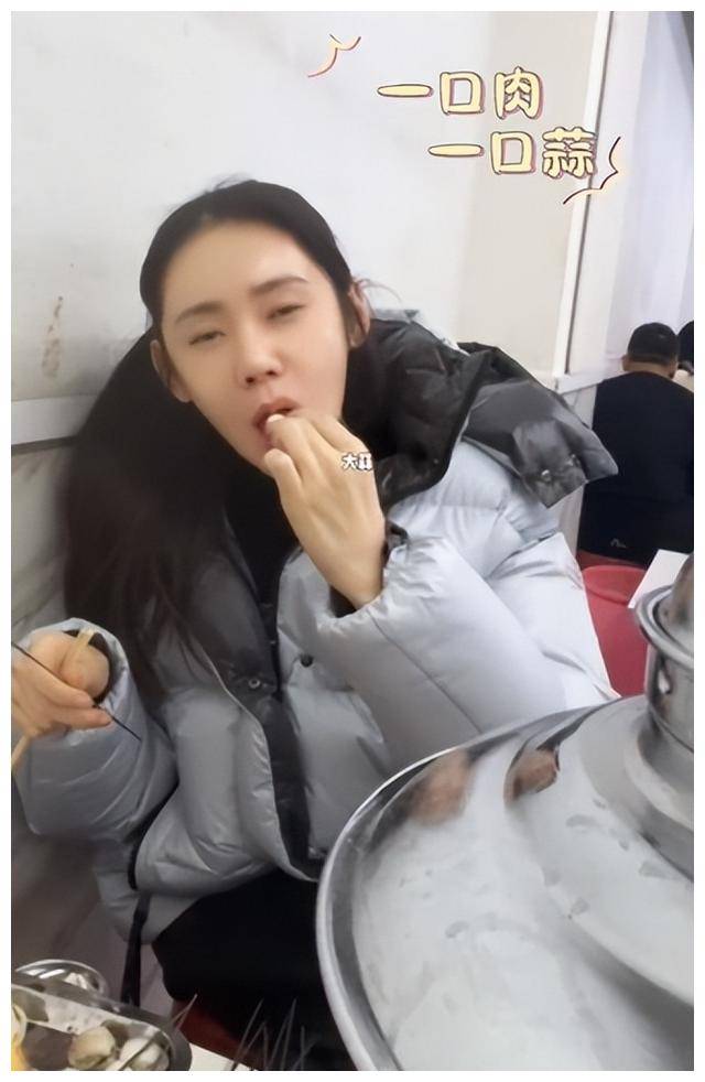 秋瓷炫吃遍丹东烤串大蒜调味亮出爸爸罕见露面篇