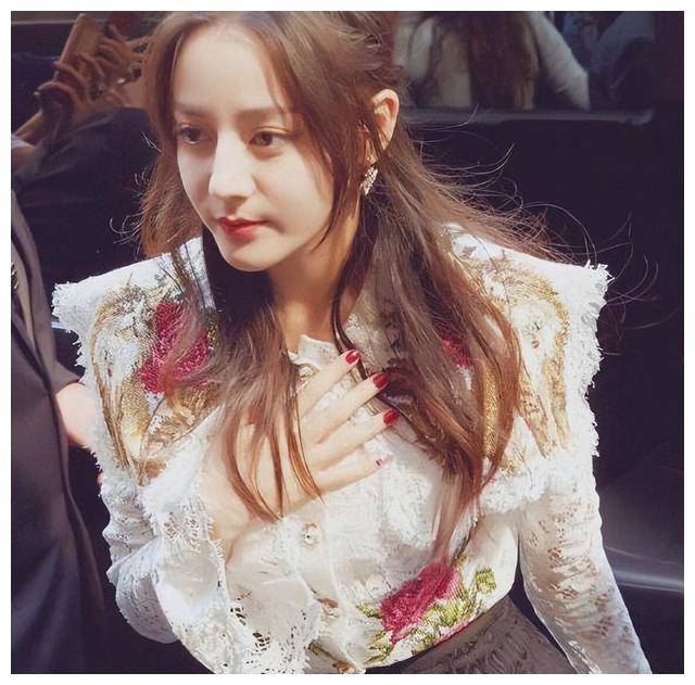 虽然曾经的旧照让不少人困惑,但正是这种不同凡响的风格和坚持,才让她