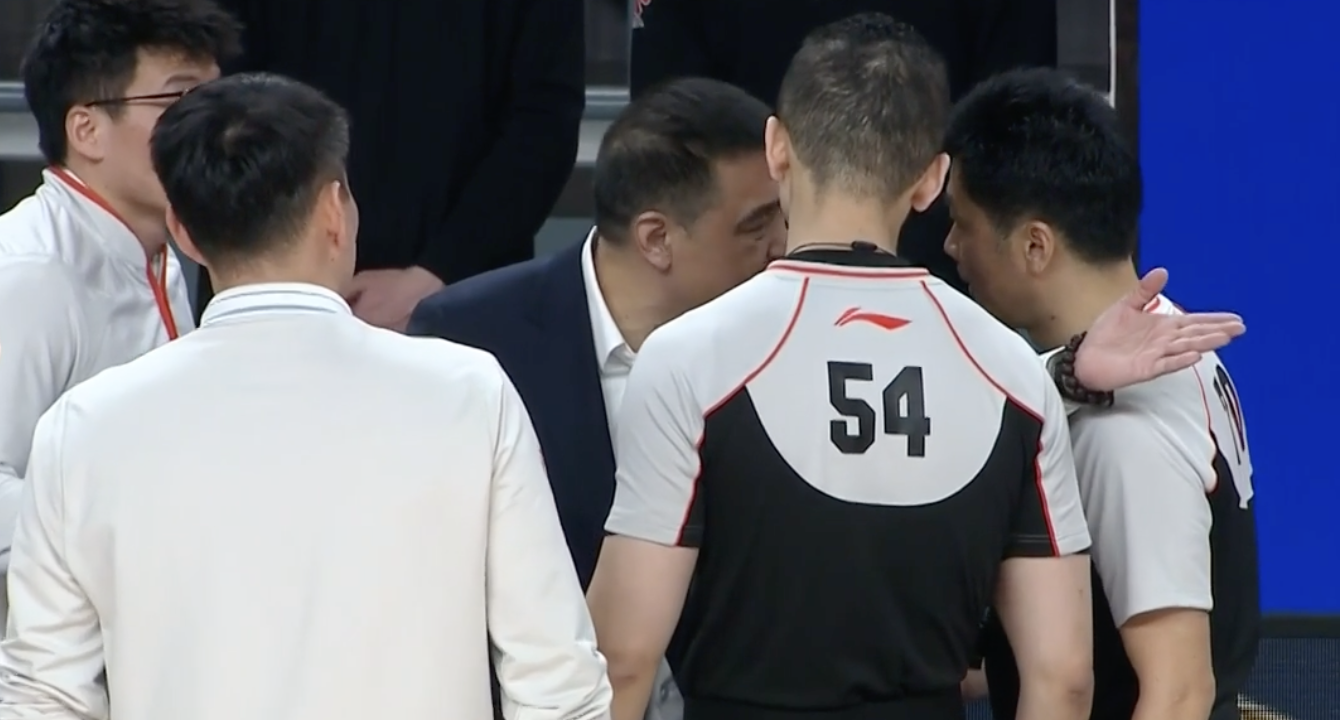 原创cba大黑哨裁判漏吹外援明显打手犯规改判新疆球权闵鹿蕾大不满