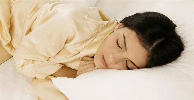 原创古人睡觉时喜欢用瓷枕难道不会觉得难受吗其实是为了方便女子