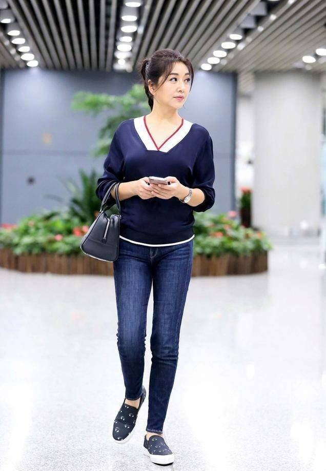 原创56岁江珊扎起麻花辫减龄10岁穿针织衫牛仔裤完全没有大妈味