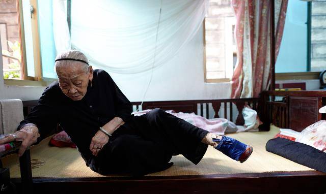原创她16岁因三寸金莲嫁给大户从来不露脚90年来只有丈夫见过