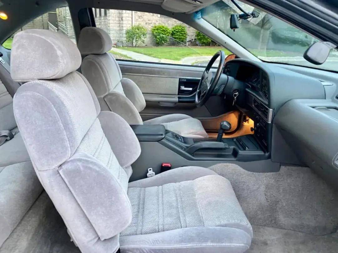 几乎全新的福特雷鸟跑车带你梦回1990年,30多年仅行驶2万英里_搜狐