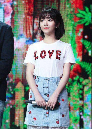 原创原创有种保守叫谭松韵嫌裙子太短在下边加了层纱谁料更惊艳了