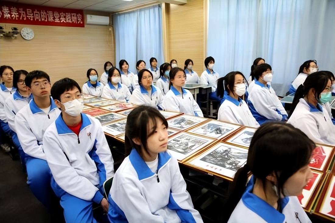 天津滨海大港油田第三中学召开学雷锋主题班会