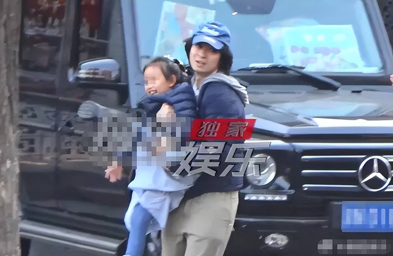 原创董子健开大g送女儿上课街头宠溺抱大福转圈圈爱女背影似孙怡