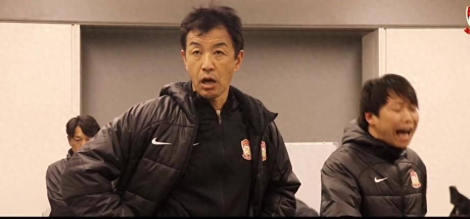 原创黑崎久志更衣室喊话丢球前就得和对手干不要踢那么怂