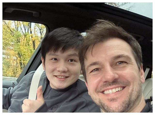 原创樊振东演唱会看演唱会林昀儒陪他买莓莓东哥心情大好