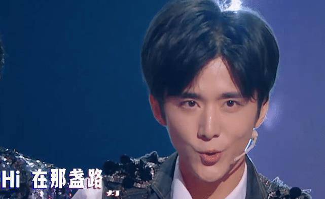 张新成和关晓彤搭档表演舞蹈同穿亮闪闪的衣服般配感十足