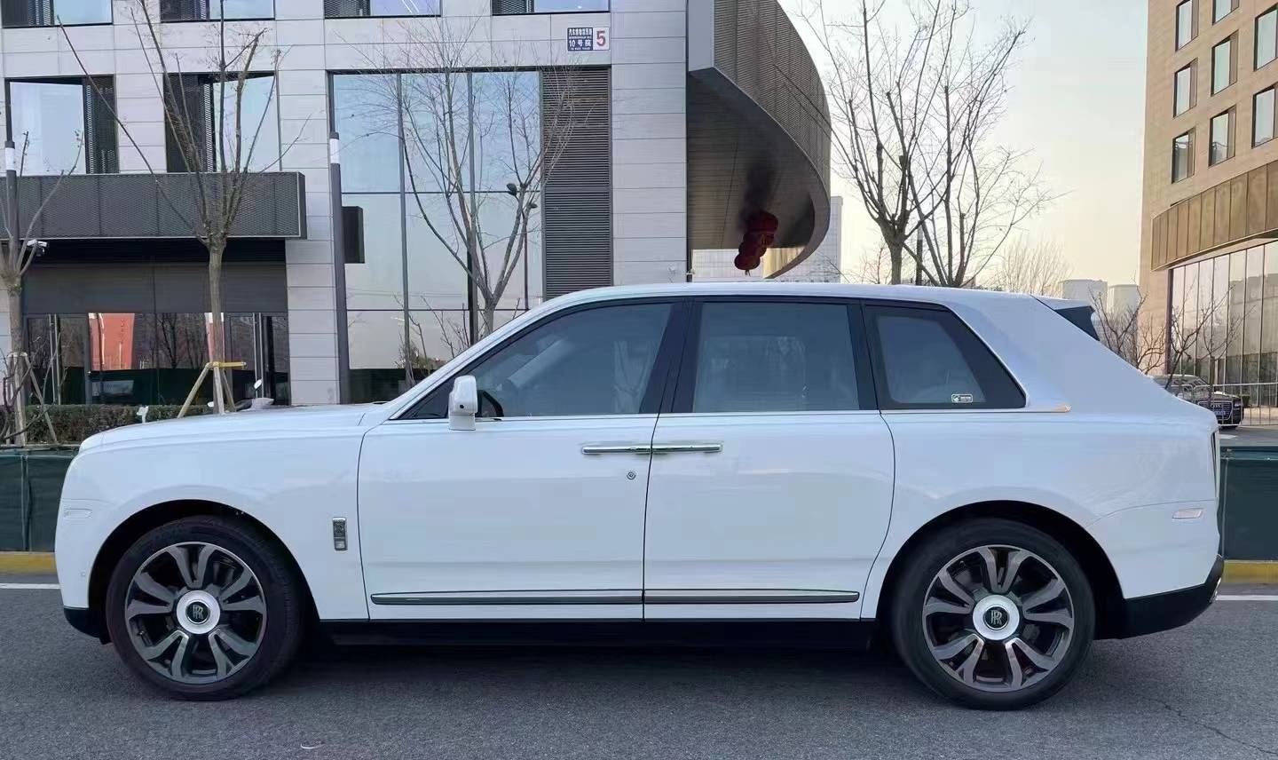 劳斯莱斯库里南,四座满天星,搭配稀有颜色,白/查尔斯蓝_搜狐汽车_搜狐