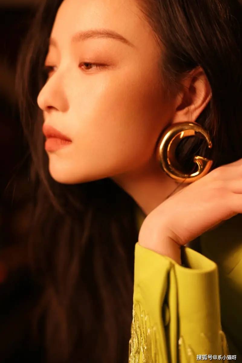 原创大衣女王倪妮上线荧光色红高跟美的不可方物