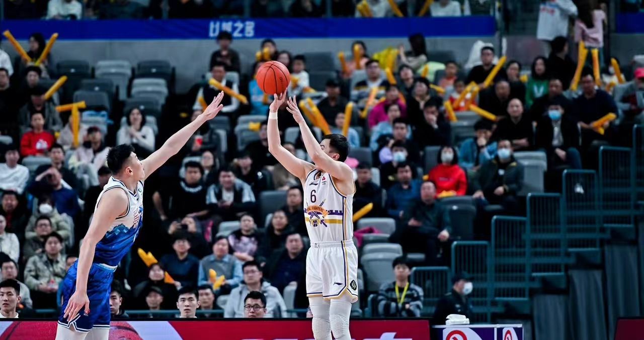 轰33 19,琼斯锤爆北控队!cba造终极悬念,新疆辽宁谁拿第1?_比赛_命中