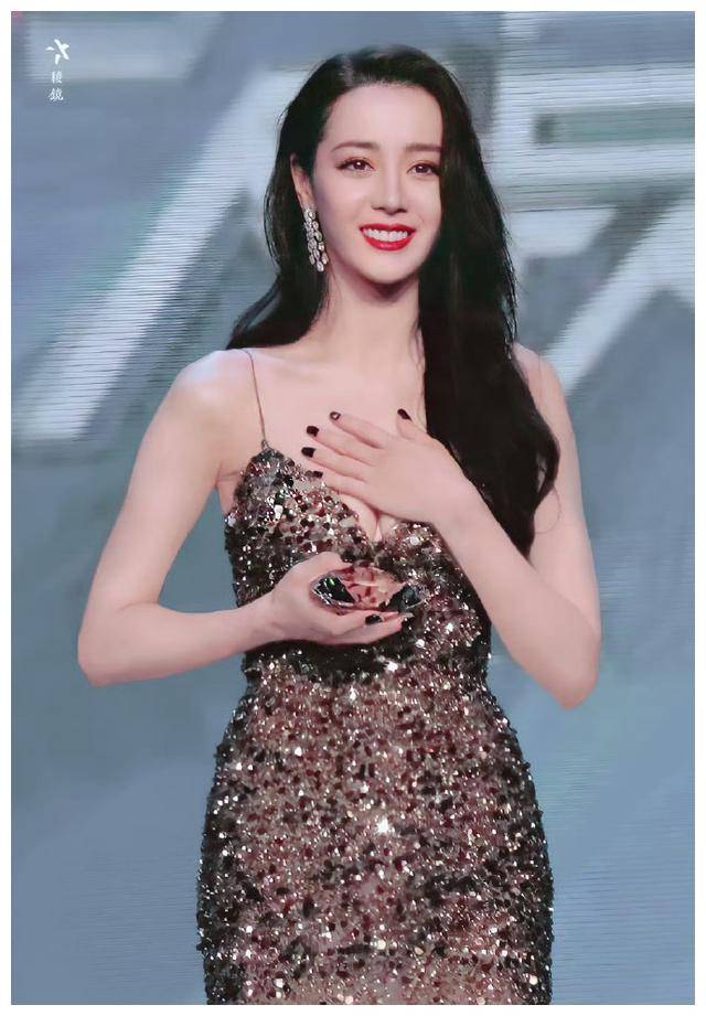 迪丽热巴经典之美耐人琢磨不负期待