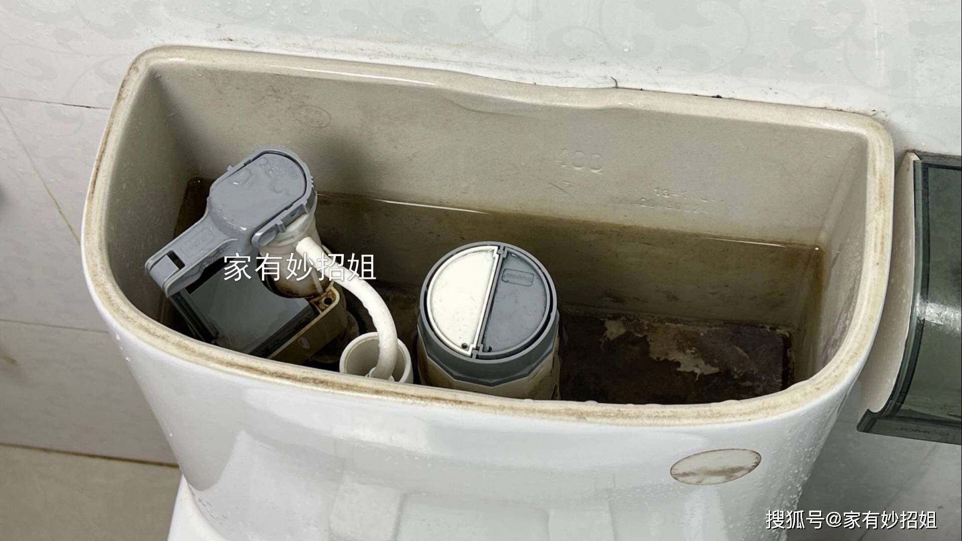 在马桶的后方都是有一个水箱的,它就是用来蓄水的