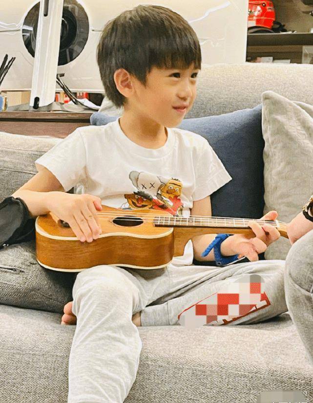 学乐器,哥哥开心练习,弟弟躺沙发注视哥哥无心思_kyson_jenson_音乐