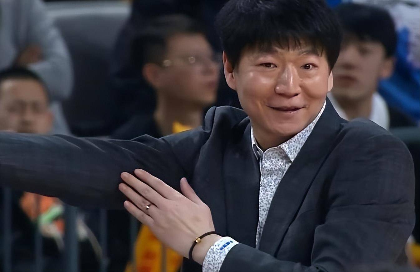 原创cba裁判吹罚引发诸多争议闵鹿蕾有苦难言媒体发文暗讽