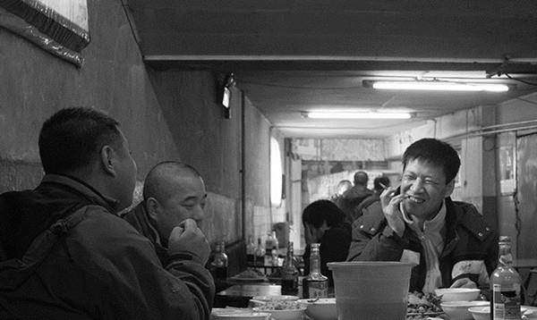 为了找到一份称心如意的工作,李绍坤和唐海想了许久,决定要去当地的