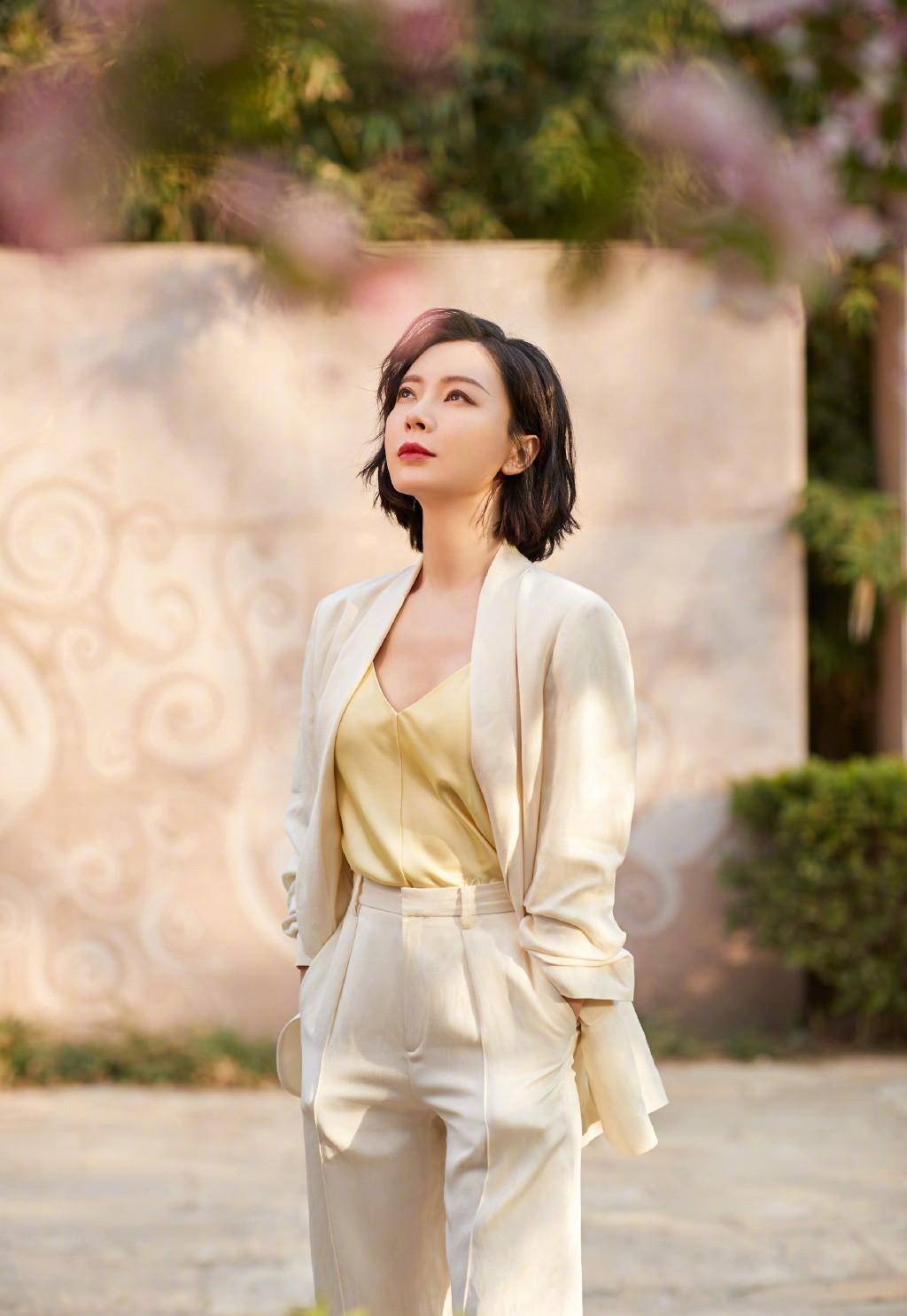 原创陈数晒私服照穿v领衫配米白色西装尽显43岁女人的优雅霸气