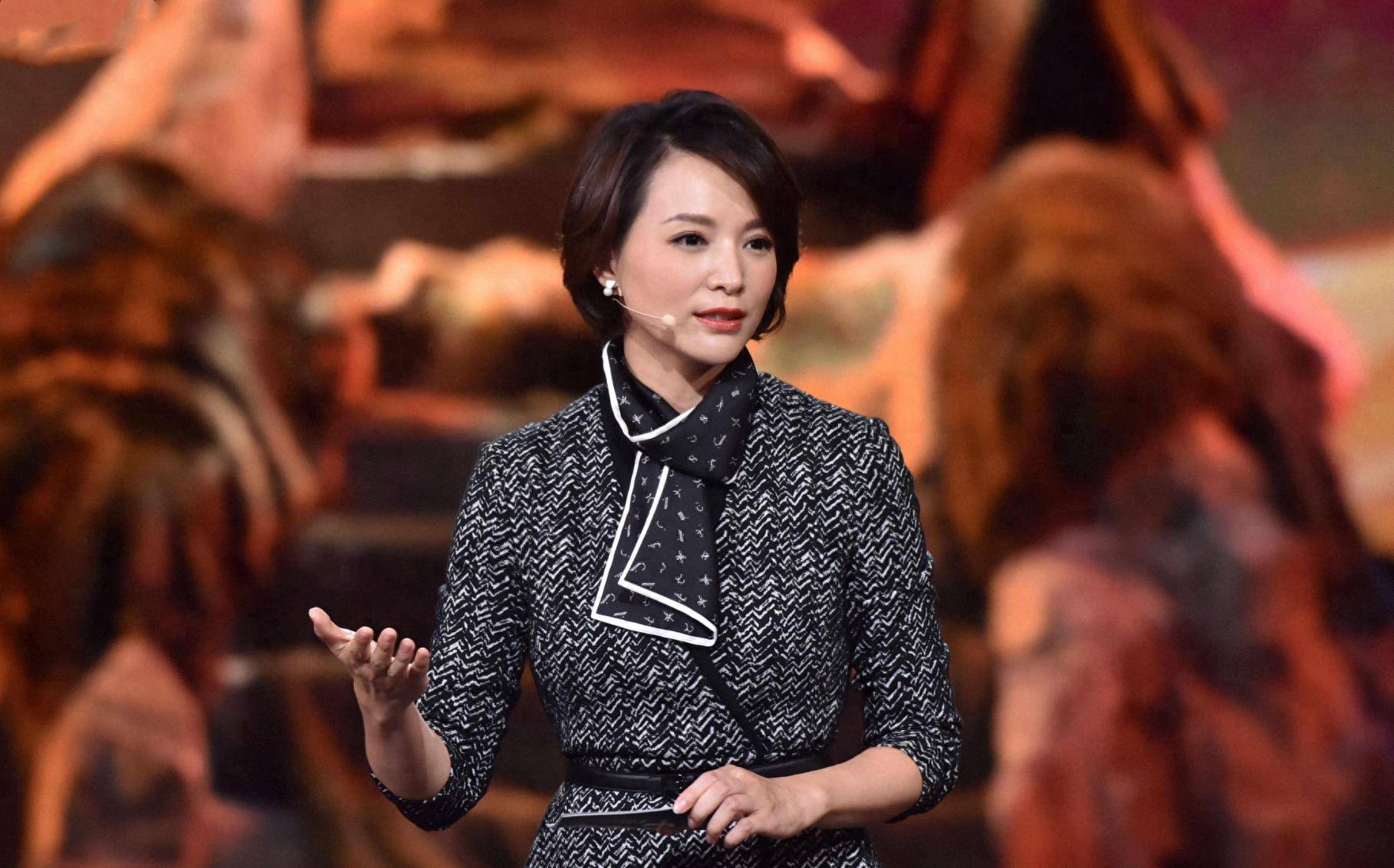 原创央视主持人董卿带10岁儿子外出被拍母子年龄差距大