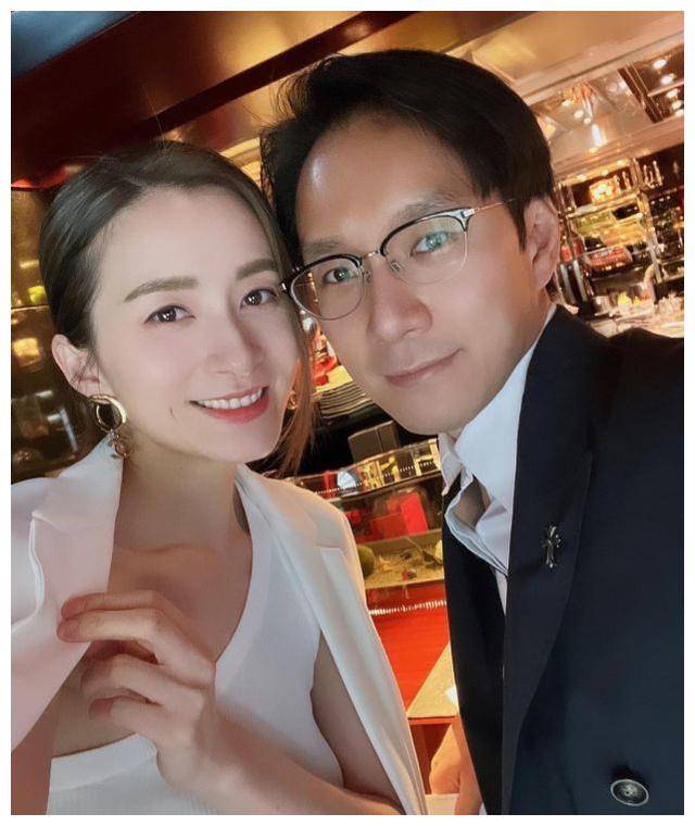 照,在国外普吉岛办了个超浪漫的婚礼,陈自瑶,何傲儿等都到场捧场呢