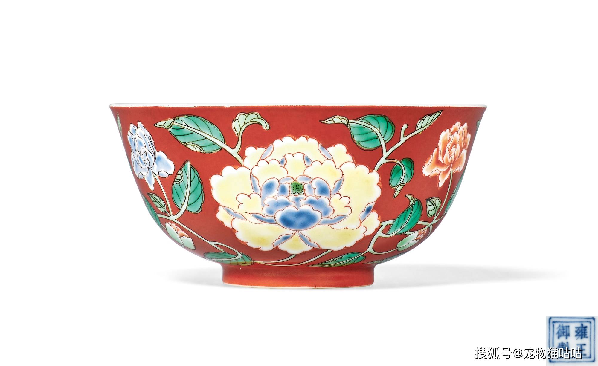 雍两朝都有用珊瑚红作底色,分别绘以五彩或粉彩的瓷器品种,无论造型