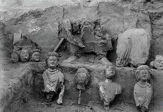 晚清新疆盗墓真实现场,法国人铁锹乱飞,被挖出的佛像栩栩如生!