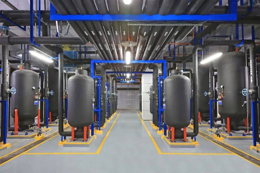 化为建设核心的综合性服务建筑,该工程核心机房包括制冷机房,换热机房