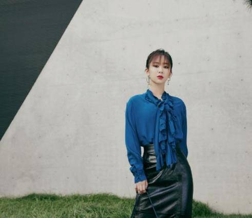 这身穿搭超有女人味_皮裙_女生_短发