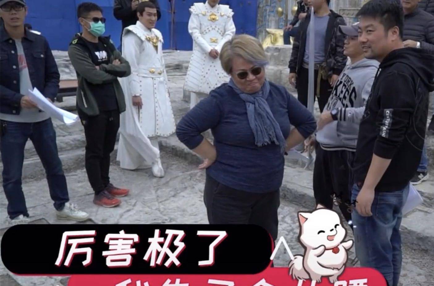 站稳后的导演双手一叉腰,傲娇表情似乎在说:"瞧,我转得不错吧.