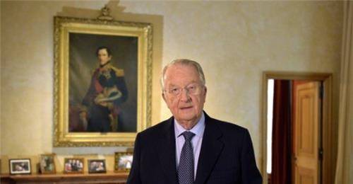 2013年7月21日,79岁的阿尔贝二世在皇宫签署退位文件,儿子菲利普成为