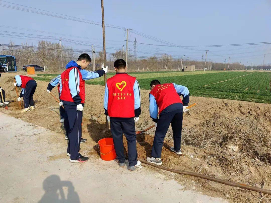 3月12日,小留镇联合菏泽市第二中学开展绿动未来,共树青春植树节