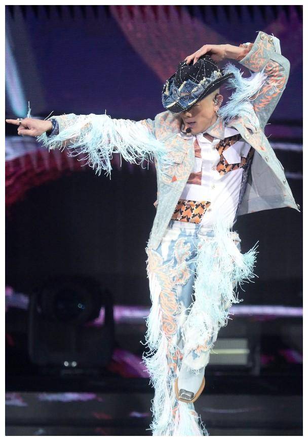 方媛全家助阵郭富城演唱会2女儿俏皮可爱持续向爸爸挥手