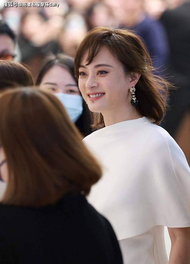 孙俪生图惊艳亮相,中长发半扎丸子头搭配白裙长靴,颜值重回巅峰