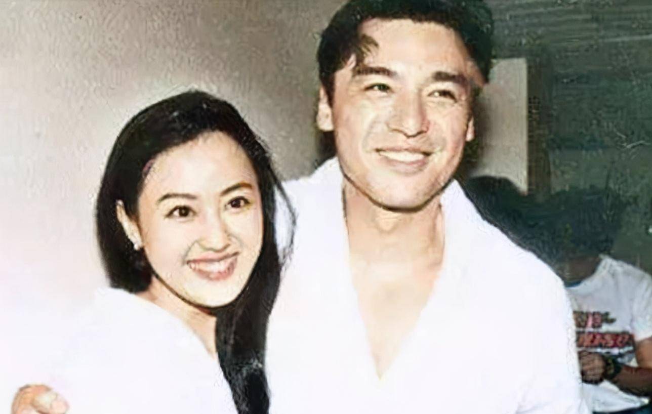 在恋爱没多久后,钟镇涛就和章小蕙踏入了婚礼殿堂.