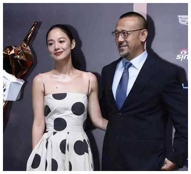 张艺谋妻子姜文妻子同框照一看就知家庭主妇谁