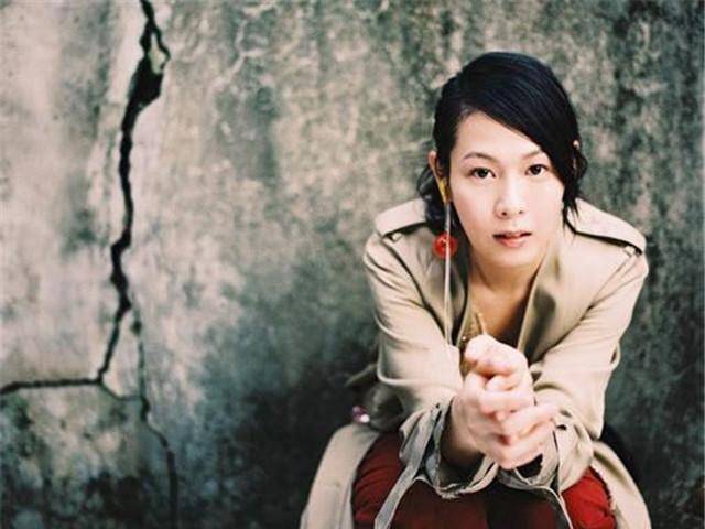 对比剧中"结婚狂"的懦弱胆小,刘若英是个对自己要求严格,并且追求极致