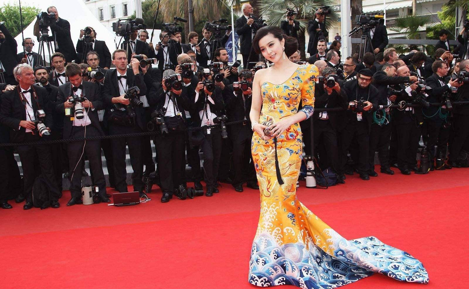 爱美之心人皆有之,当初范冰冰也曾经一身龙袍装亮相戛纳国际电影节,力