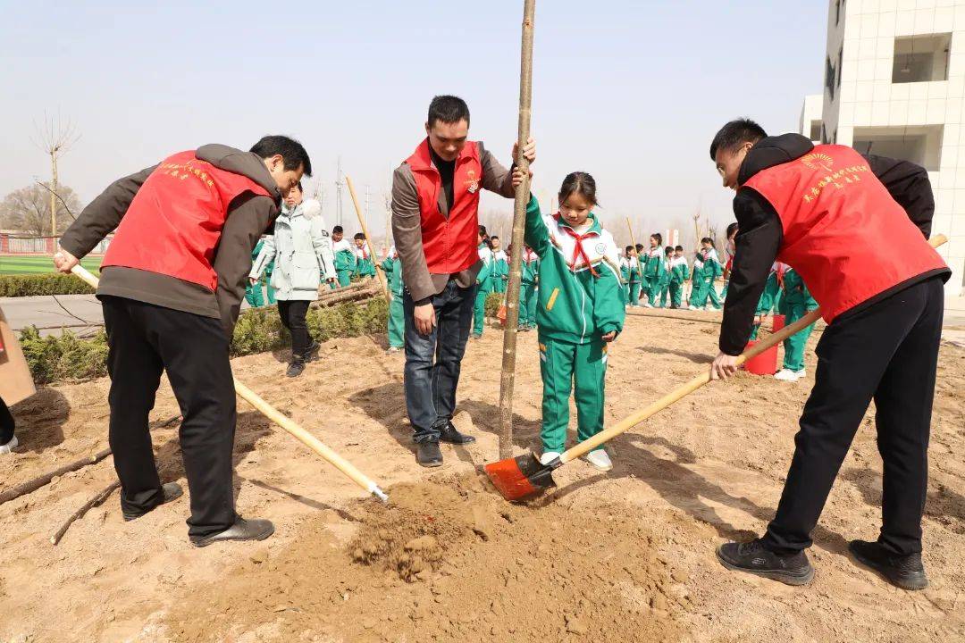 部分希望小屋儿童和牡丹区实验小学集团滨河校区的少先队员们参加活动