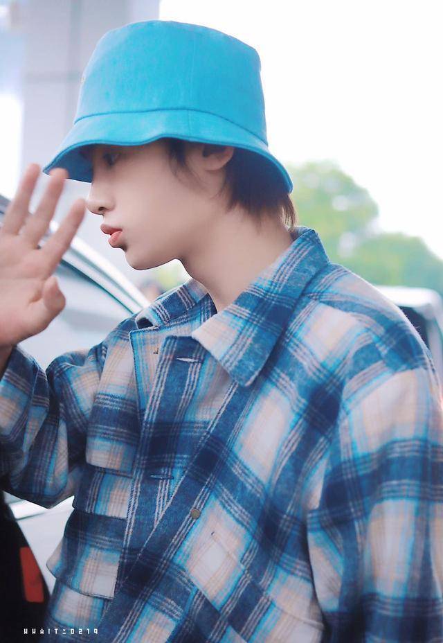 原创同是乐华主持人王一博冷漠脸被哥哥宠爱他艺能满分却镶边