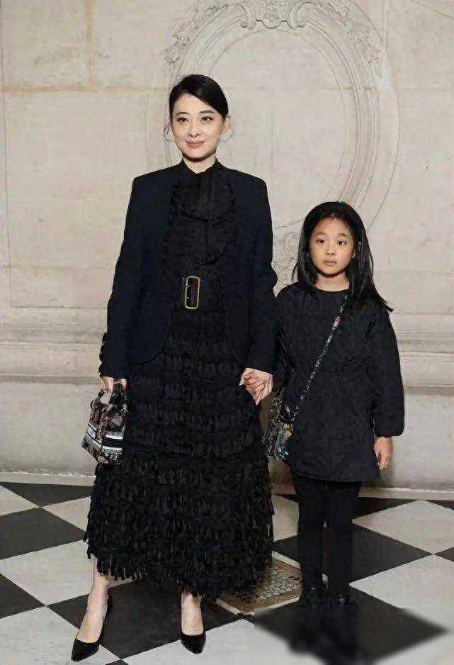 48岁梅婷携10岁女儿见世面她断崖式衰老撞脸倪萍女儿一张