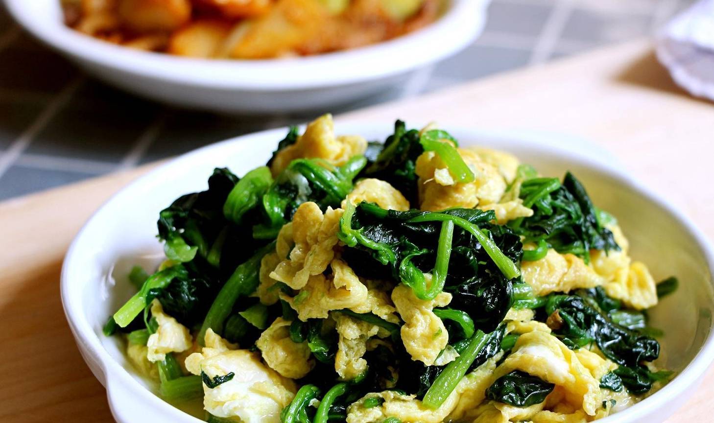 这菜女人吃尤其好最不值钱的养颜菜排毒清肌肤小脸红润动人