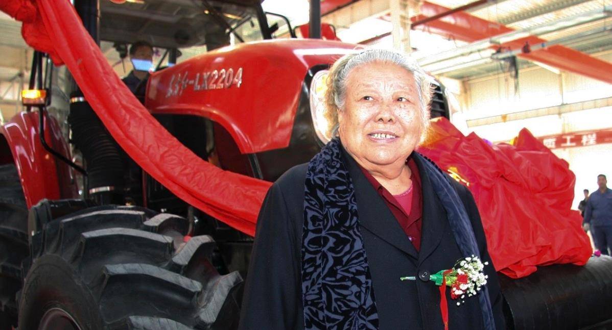 她11岁嫁表哥,因长相漂亮被印人民币上,高寿90岁,一生传奇_梁军_拖拉