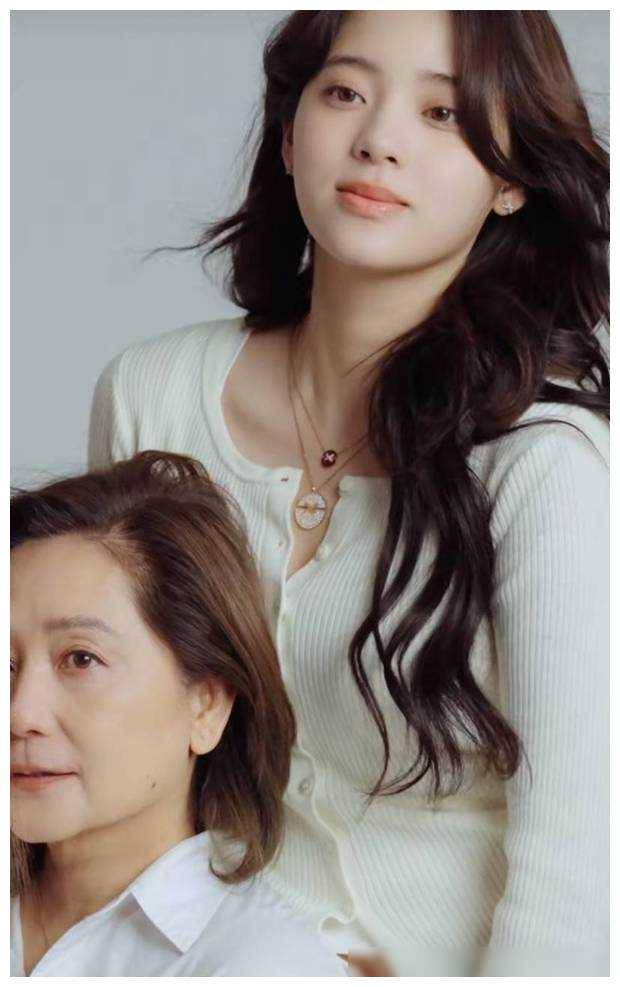 欧阳娜娜家庭合影清纯迷人白色针织衫完美搭配称为亮点