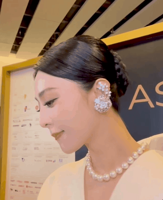 港岛之夜蒋勤勤抿嘴含笑魅力四溢丰腴身姿艳压群星绽放独特光彩