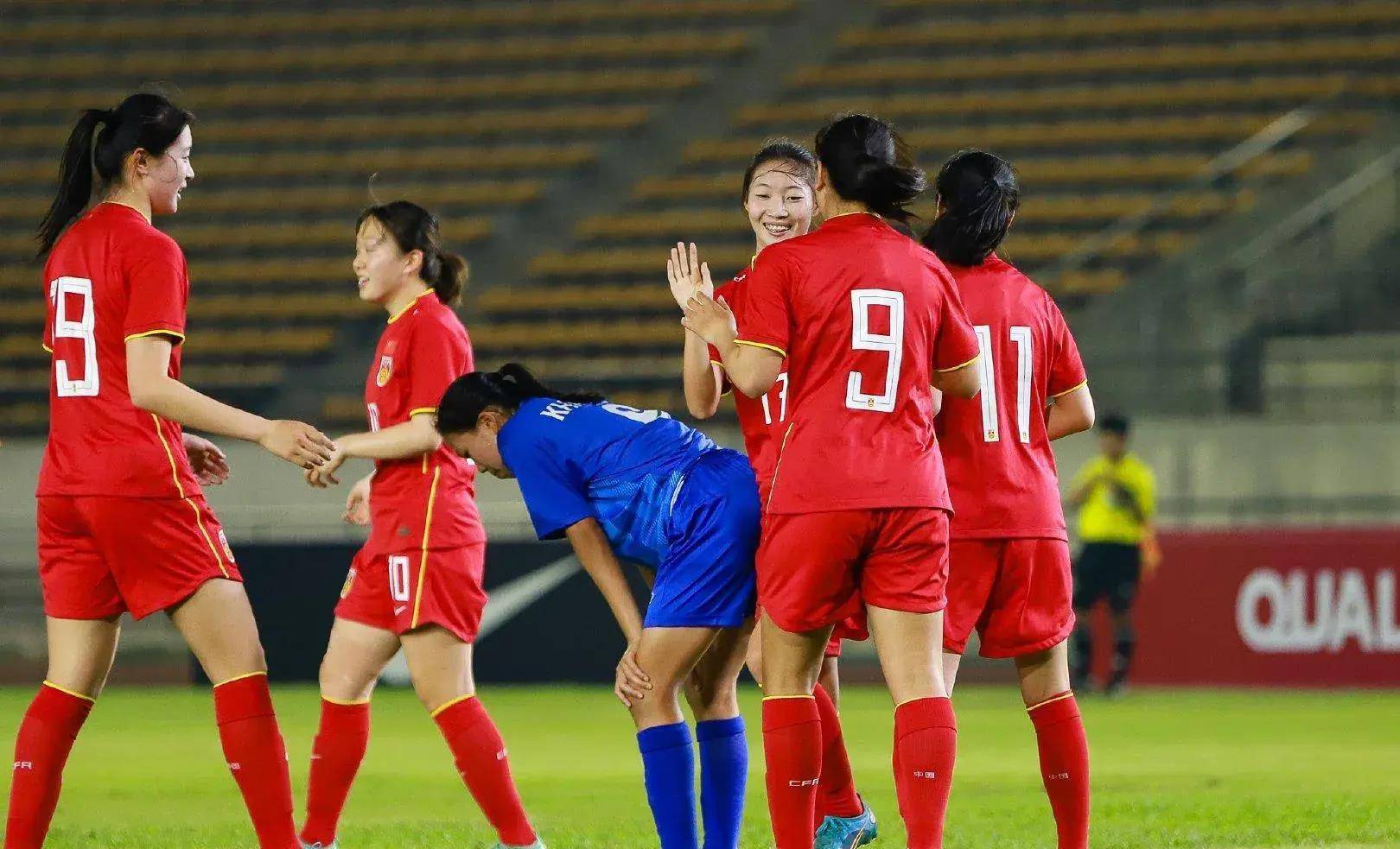 在赛后采访中,国外女足的一些队员表达了他们的失望和懊悔之情.