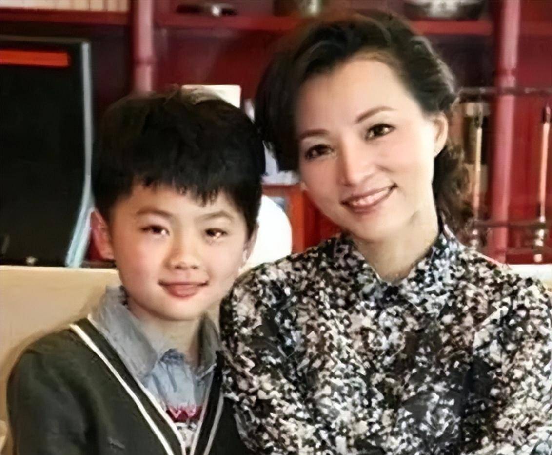 穿卫衣戴眼镜纯素颜,儿子侧脸帅气像妈妈_董晨_春雷_上海