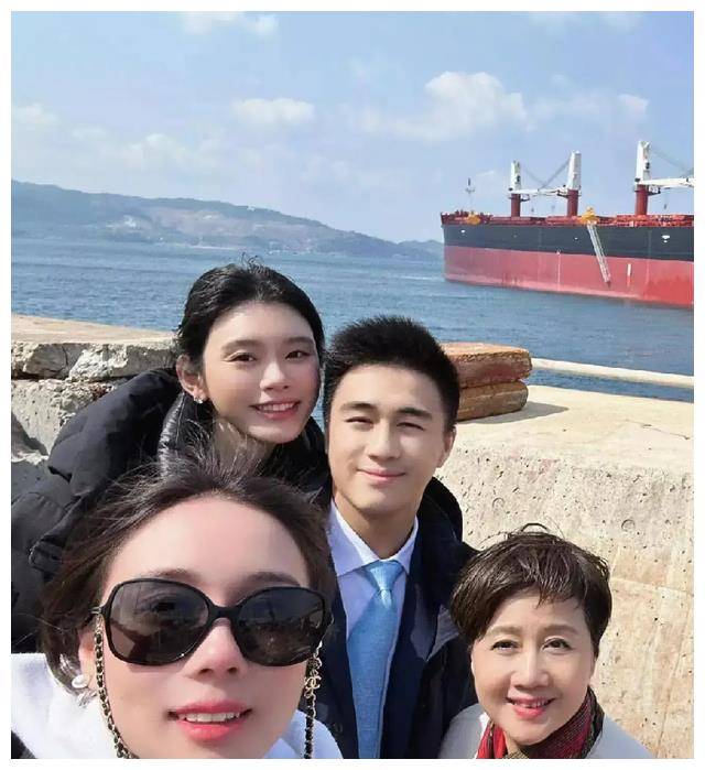 接着,奚梦瑶和何猷君,梁安琪,何超欣一同合影留念,留下这个珍贵的时刻