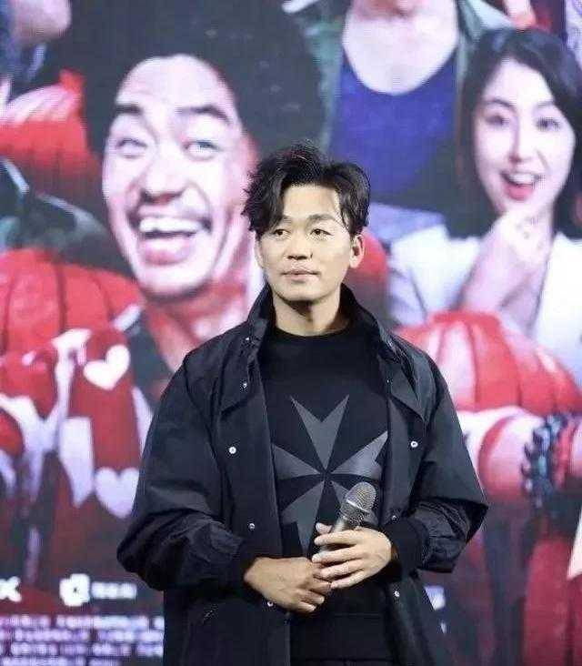 原创恋爱后的王宝强更潮了撩刘海变化大认不出恋爱中的男人就是帅