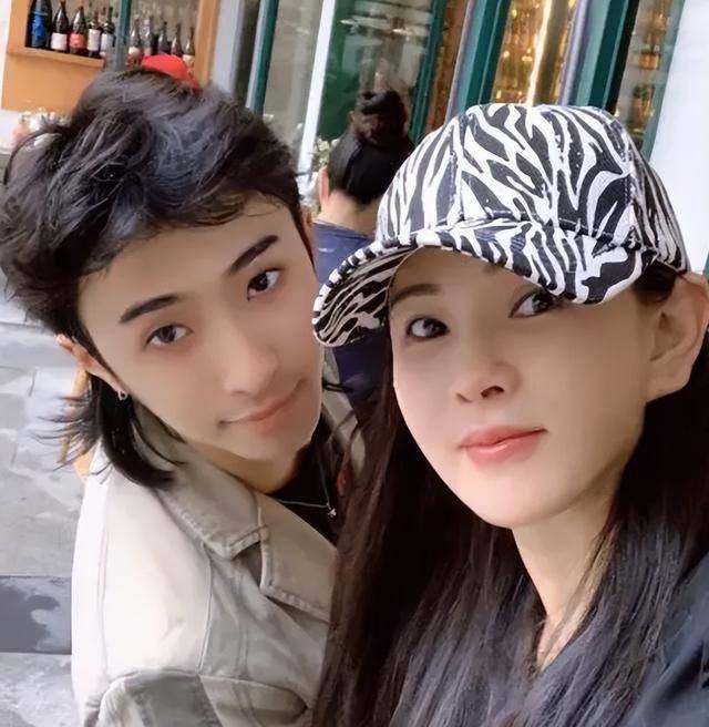 伊能静儿子现身回应女装稳重帅气没有娘娘腔逻辑满分